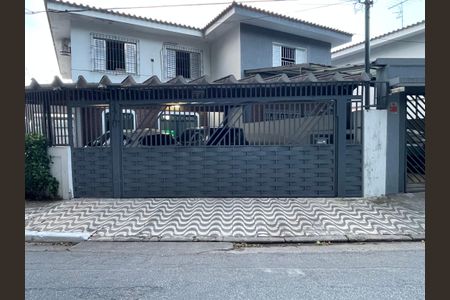 Casa à venda com 190m², 4 quartos e 2 vagas Casa à venda com 190m², 4 quartos e 2 vagasFachada