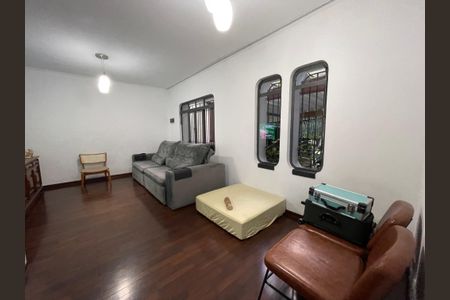 Casa à venda com 190m², 4 quartos e 2 vagas Casa à venda com 190m², 4 quartos e 2 vagasSala