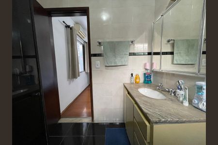 Casa à venda com 190m², 4 quartos e 2 vagas Casa à venda com 190m², 4 quartos e 2 vagasBanheiro 1