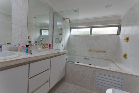 Apartamento à venda com 195m², 3 quartos e 2 vagasBanheiro do quarto 3 Suíte