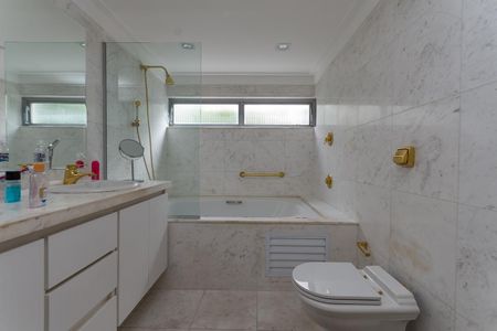 Apartamento à venda com 195m², 3 quartos e 2 vagasBanheiro do quarto 3 Suíte