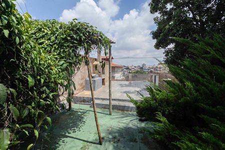 Casa à venda com 273m², 2 quartos e 4 vagas Casa à venda com 273m², 2 quartos e 4 vagasQuintal