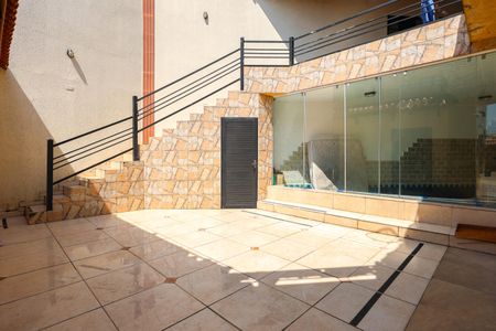 Casa à venda com 350m², 5 quartos e 3 vagas Casa à venda com 350m², 5 quartos e 3 vagasÁrea externa