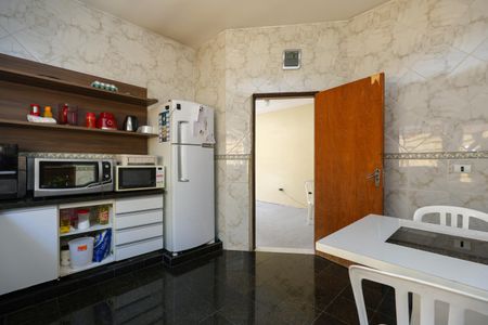 Casa à venda com 350m², 5 quartos e 3 vagas Casa à venda com 350m², 5 quartos e 3 vagasCozinha