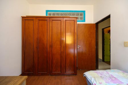 Casa à venda com 350m², 5 quartos e 3 vagas Casa à venda com 350m², 5 quartos e 3 vagasQuarto 2