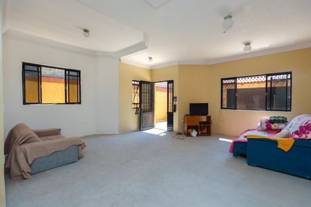 Casa à venda com 350m², 5 quartos e 3 vagas Casa à venda com 350m², 5 quartos e 3 vagasSala
