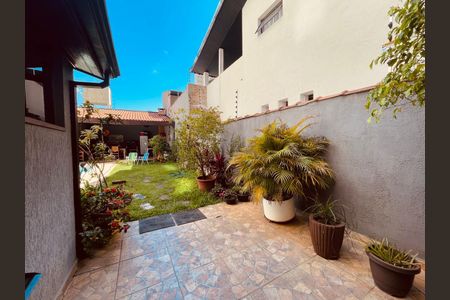 Casa para alugar com 190m², 3 quartos e 3 vagas Casa para alugar com 190m², 3 quartos e 3 vagasÁrea externa