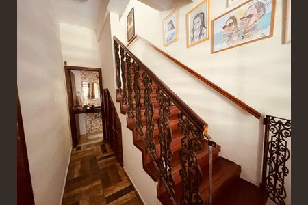 Casa para alugar com 190m², 3 quartos e 3 vagas Casa para alugar com 190m², 3 quartos e 3 vagasEscada