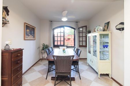 Casa à venda com 268m², 4 quartos e 2 vagasSala