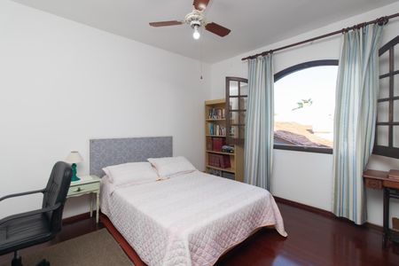 Casa à venda com 268m², 4 quartos e 2 vagasQuarto 2