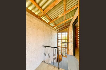 Casa para alugar com 92m², 2 quartos e 2 vagasEscada