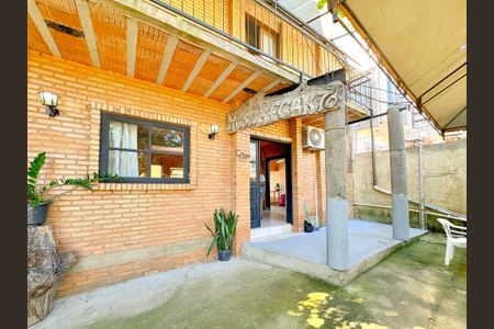 Casa para alugar com 92m², 2 quartos e 2 vagasFachada