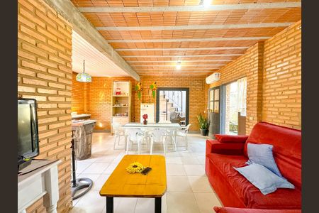 Casa para alugar com 92m², 2 quartos e 2 vagasSala de TV