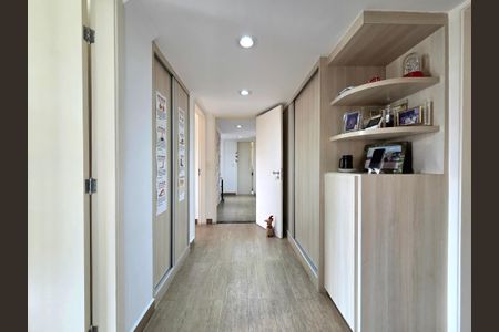 Apartamento à venda com 160m², 4 quartos e 3 vagasCorredor Quartos 