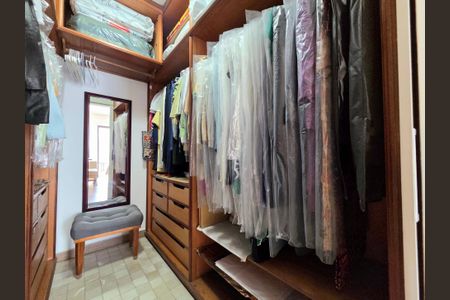 Apartamento à venda com 160m², 4 quartos e 3 vagasCloset da suíte 1