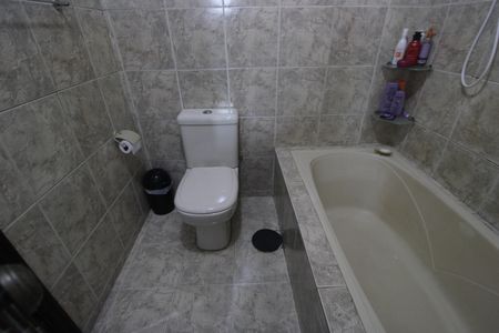 Casa de condomínio à venda com 229m², 5 quartos e 2 vagasBanheiro da suíte