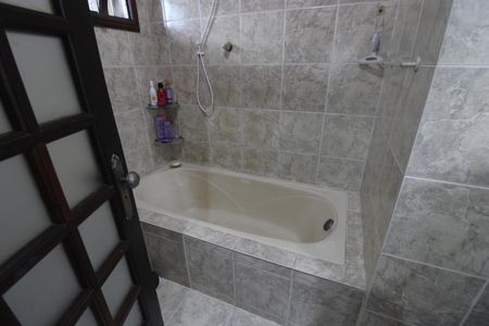 Casa de condomínio à venda com 229m², 5 quartos e 2 vagasBanheiro da suíte