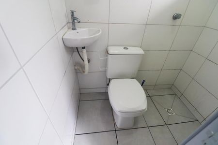 Banheiro Social de kitnet/studio para alugar com 1 quarto, 16m² em Xaxim, Curitiba