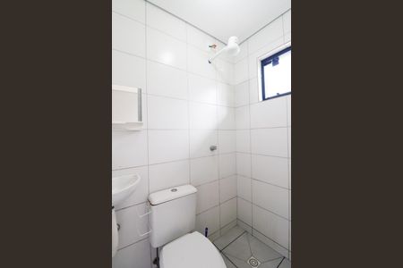 Banheiro Social de kitnet/studio para alugar com 1 quarto, 16m² em Xaxim, Curitiba