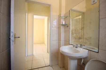 Apartamento para alugar com 60m², 2 quartos e sem vagaBanheiro