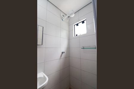 Banheiro Social de kitnet/studio para alugar com 1 quarto, 16m² em Xaxim, Curitiba