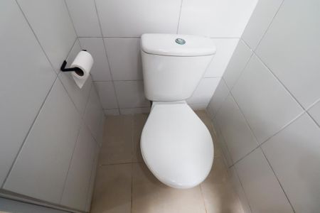 Banheiro Social de kitnet/studio para alugar com 1 quarto, 16m² em Xaxim, Curitiba