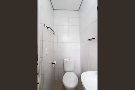 Banheiro Social de kitnet/studio para alugar com 1 quarto, 16m² em Xaxim, Curitiba