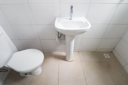 Banheiro Social de kitnet/studio para alugar com 1 quarto, 16m² em Xaxim, Curitiba