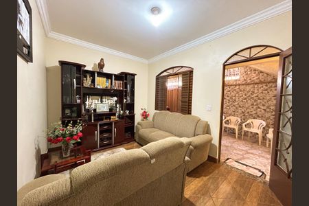 Casa à venda com 5 quartos, 228m² em São Benedito, Belo Horizonte