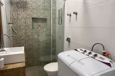 Banheiro de kitnet/studio para alugar com 1 quarto, 26m² em Boqueirão, Santos