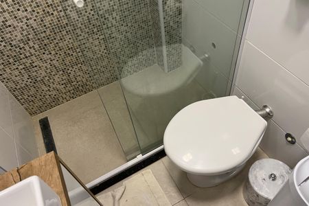 Banheiro de kitnet/studio para alugar com 1 quarto, 26m² em Boqueirão, Santos