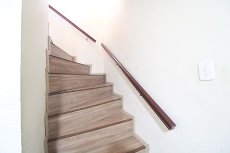 Casa à venda com 138m², 2 quartos e 2 vagasEscada