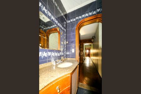 Casa para alugar com 290m², 4 quartos e 4 vagas Casa para alugar com 290m², 4 quartos e 4 vagasBanheiro social