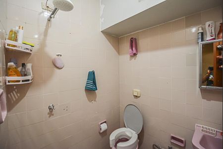 Casa à venda com 420m², 4 quartos e 2 vagas Casa à venda com 420m², 4 quartos e 2 vagasBanheiro da Suíte