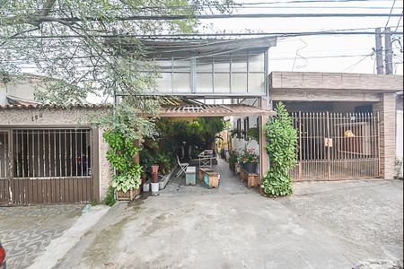 Casa à venda com 420m², 4 quartos e 2 vagas Casa à venda com 420m², 4 quartos e 2 vagasFachada