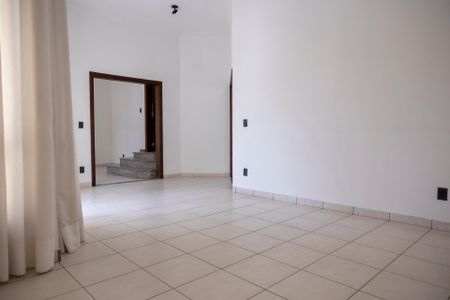 Casa para alugar com 360m², 4 quartos e 4 vagas Casa para alugar com 360m², 4 quartos e 4 vagasSala 1