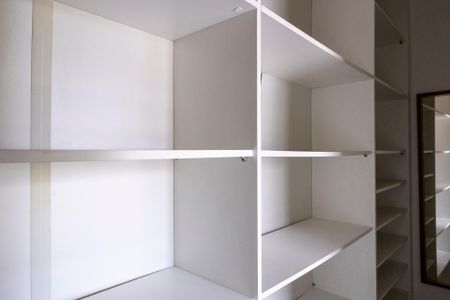 Casa para alugar com 360m², 4 quartos e 4 vagas Casa para alugar com 360m², 4 quartos e 4 vagasCloset da suíte 1