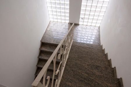 Casa para alugar com 360m², 4 quartos e 4 vagas Casa para alugar com 360m², 4 quartos e 4 vagasEscada