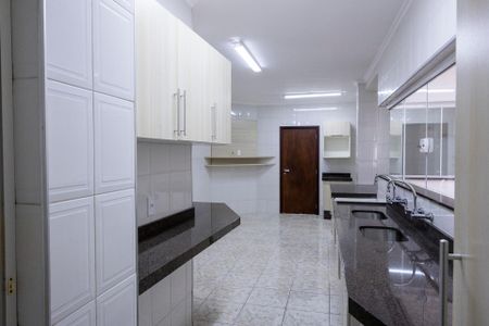 Casa para alugar com 360m², 4 quartos e 4 vagas Casa para alugar com 360m², 4 quartos e 4 vagasCozinha - Armários