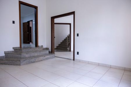 Casa para alugar com 360m², 4 quartos e 4 vagas Casa para alugar com 360m², 4 quartos e 4 vagasSala 1