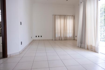 Casa para alugar com 360m², 4 quartos e 4 vagas Casa para alugar com 360m², 4 quartos e 4 vagasSala 1