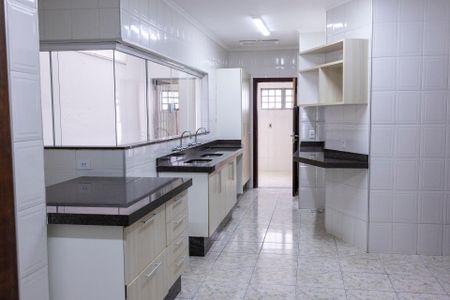 Casa para alugar com 360m², 4 quartos e 4 vagas Casa para alugar com 360m², 4 quartos e 4 vagasCozinha - Armários