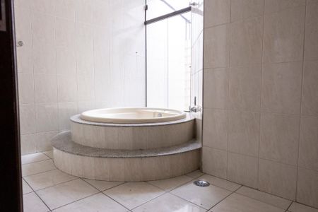 Casa para alugar com 360m², 4 quartos e 4 vagas Casa para alugar com 360m², 4 quartos e 4 vagasBanheiro da Suíte 1