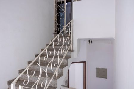 Casa para alugar com 360m², 4 quartos e 4 vagas Casa para alugar com 360m², 4 quartos e 4 vagasEscada