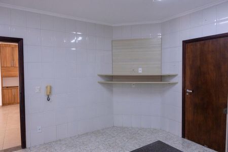 Casa para alugar com 360m², 4 quartos e 4 vagas Casa para alugar com 360m², 4 quartos e 4 vagasCozinha - Armários