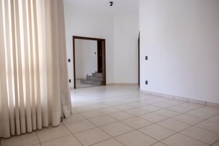 Casa para alugar com 360m², 4 quartos e 4 vagas Casa para alugar com 360m², 4 quartos e 4 vagasSala 1