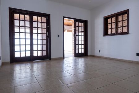 Casa para alugar com 360m², 4 quartos e 4 vagas Casa para alugar com 360m², 4 quartos e 4 vagasSala 2