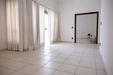 Casa para alugar com 360m², 4 quartos e 4 vagas Casa para alugar com 360m², 4 quartos e 4 vagasSala 1