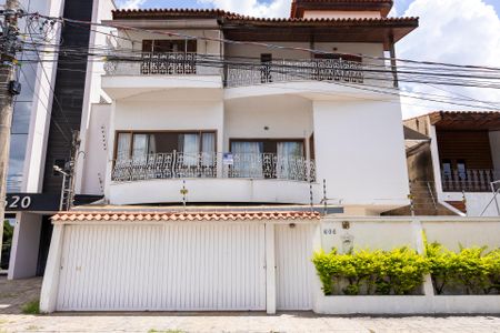 Casa para alugar com 360m², 4 quartos e 4 vagas Casa para alugar com 360m², 4 quartos e 4 vagasFachada