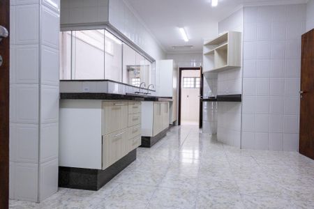 Casa para alugar com 360m², 4 quartos e 4 vagas Casa para alugar com 360m², 4 quartos e 4 vagasCozinha - Armários